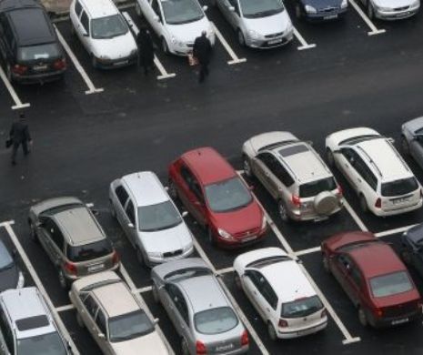 INCONȘTIENȚĂ TOTALĂ. Un bebeluș a fost LĂSAT în parcarea unui MALL, în MAȘINĂ. Părinții au plecat la CUMPĂRĂTURI