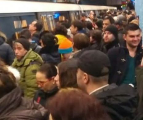 PANICĂ și HAOS la METROU. Oamenii au fost DAȚI AFARĂ din TREN