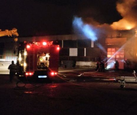 PRĂPĂD LA TULCEA. INCENDIU URIAȘ LA SOCIETATEA DE TRANSPORT LOCAL