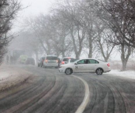 România, PARALIZATĂ din cauza condițiilor METEO. ZECI de DRUMURI NAȚIONALE și JUDEȚENE, ÎNCHISE sau RESTRICȚIONATE