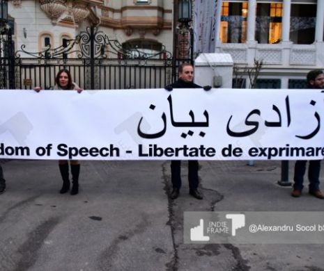 Solidaritate in fata Ambasadei Iranului! Mai mulți oameni au afișat un banner trilingv - FOTO