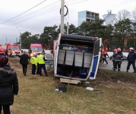 ACCIDENT GRAV. Un microbuz cu CINCI PERSOANE s-a RĂSTURNAT