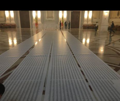 „Covor de hârtie” la Parlament împotriva modificărilor la legile Justiței/ PSD: „De unde le-au luat? Din cartea de telefon?”