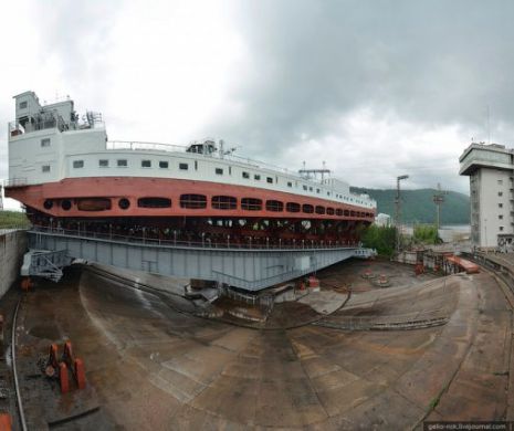 INGENIOSUL PROIECT INGINERESC al ruşilor. Monstrul de metal electrificat care circulă pe şine şi apoi pluteşte. GALERIE FOTO