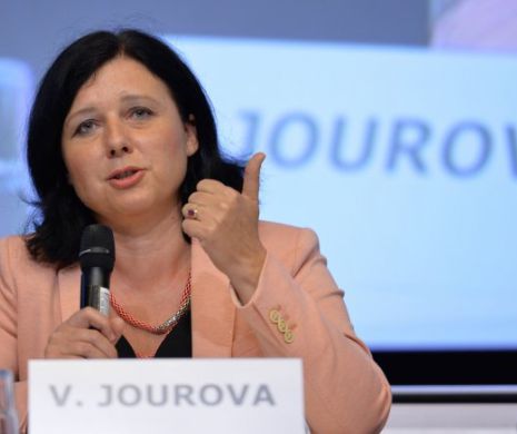 LUPUL, PAZNIC LA OI? Comisarul European pe Justiție, IMPLICATĂ într-un scandal imens. TRECUTUL NEGRU a ajuns-o din urmă!