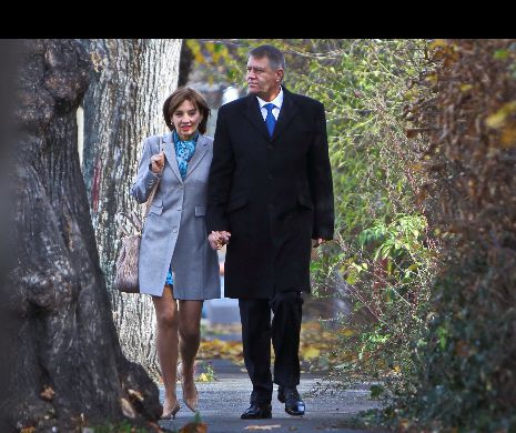 OFICIAL - Klaus Iohannis și Prima Doamnă au plecat într-o „vizită privată”. Unde se relaxează cuplul prezidențial