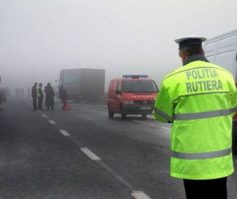 PERICOL pe ȘOSEA, în Moldova. Cisternă cu 23 de tone de COMBUSTIBILI foarte EXPLOZIVI, răsturnată