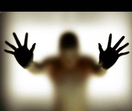 UN COPIL de 13 ANI, OMORÂT de un AGRESOR DIABOLIC. Victima, FORȚATĂ să doarmă în CUȘCĂ și TORTURATĂ