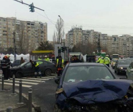 ACCIDENT GRAV în CAPITALĂ. PATRU RĂNIȚI după ce un ȘOFER a trecut pe ROȘU