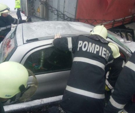Accident mortal: un TIR a intrat în două autovehicule. O femeie a murit, fiica ei e în comă