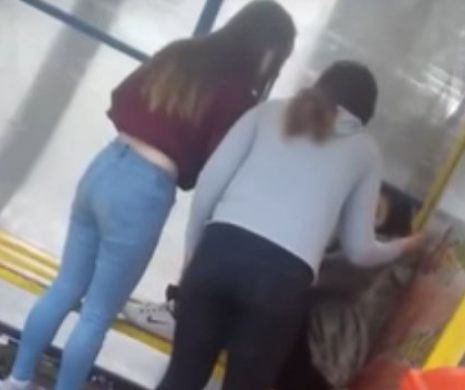 ADOLESCENTE REBELE! Bătaie CRUNTĂ într-o stație de autobuz. Agresoarele au LOVIT și s-au retras. A fost demarată o ANCHETĂ - VIDEO ȘOCANT