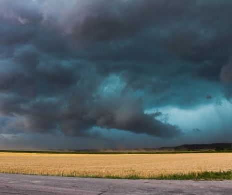 ALERTĂ METEO de ultimă oră ANM! O furtună cu FULGERE, GRINDINĂ şi PLOI PUTERNICE loveşte România