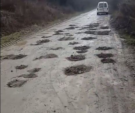 Arădenii astupă singuri gropile pe un drum județean