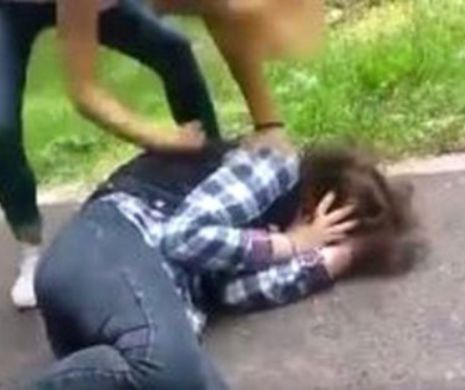 Bătaie ca în FILME la un liceu din Oradea. O elevă a fost atacată cu BESTIALITATE de două colege