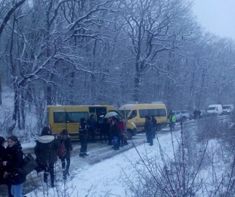 BLOCAŢI în ZĂPADĂ. INTERVENŢII de SALVARE a ZECI de OAMENI ŞI MAŞINI