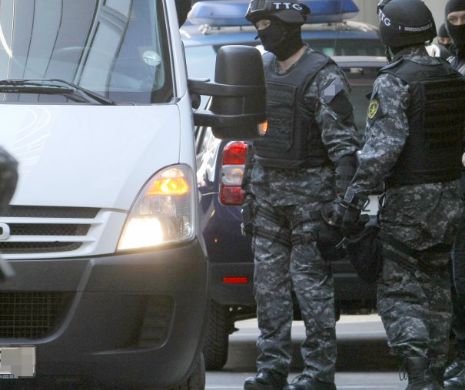 Bodyguarzi sau sfătuitori de infractori. Cum s-au gândit să scape de „sărăcie” niște polițiști. Întâmplări și anchete dintr-o viață de ziarist.