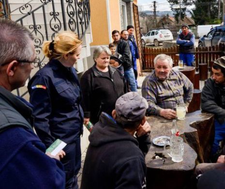 Carmen Dan, ironică cu oamenii care erau în birt în timp ce autorităţile se străduiau să evite inundarea satului lor
