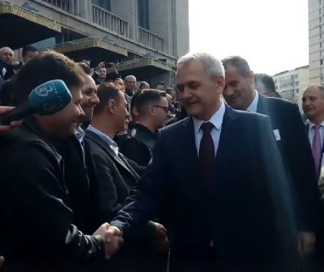 Congresul PSD. Sosirea lui Dragnea, momentul unei veritabile băi de mulţime. Saluturi în serie de la vlădică până la opincă. VIDEOREPORTAJ EVZ