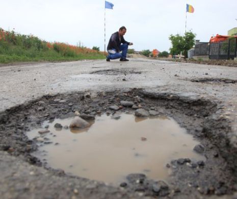 De râsul curcilor! Un bicilist accidentat din cauza unei gropi, AMENDAT că a adus „stricăciuni” gropii din carosabil