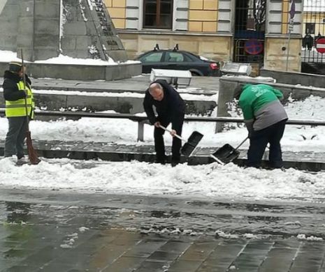 Emil Boc a luat lopata în mână și a curățat zăpada de pe un trotuar din centrul Clujului