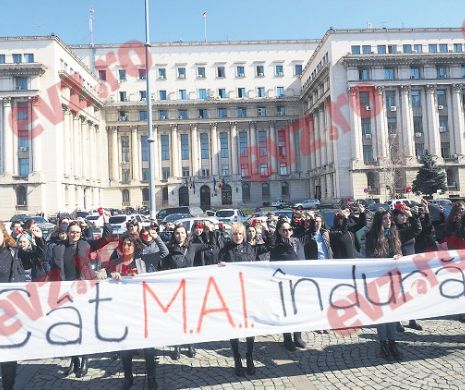 Feministele au refuzat florile oferite de jandarmi