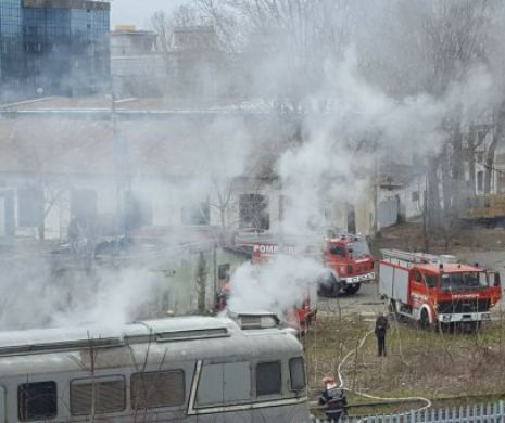 INCENDIU pe CALEA FERATĂ. 300 de persoane, în PERICOL!