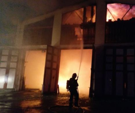 Incendiu puternic la un depozit de lacuri și vopsele