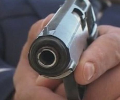 INFRACTOR prins cu FOCURI DE ARMĂ în Bucureşti. Poliţişti ATACAŢI cu CUŢITE
