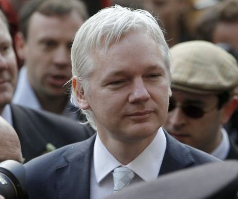 Julian Assange a CĂLCAT PE BEC. Fondatorul WikiLeaks,  lăsat fără INTERNET. Ce  mesaje controversate a postat acesta pe Twitter
