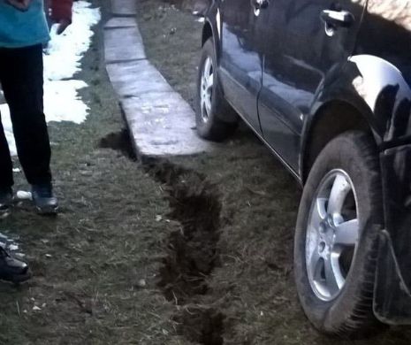 Mai multe persoane, evacuate după o alunecare de teren în Prahova. Pământul s-a surpat o pe suprafaţă de aproape 2 kmp