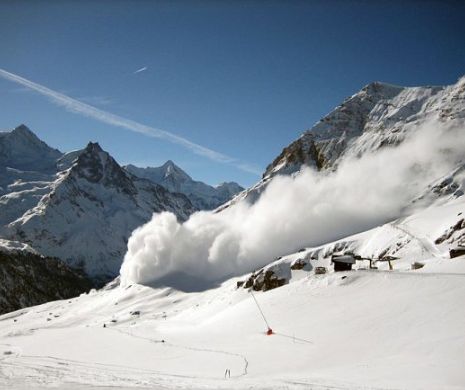 O FEMEIE a DISPĂRUT după o AVALANȘĂ în MUNȚII VRANCEI. ZECI de persoane blocate