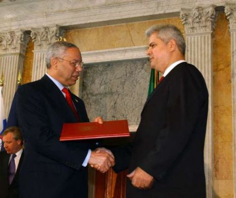 POVESTEA UNEI FOTOGRAFII. Năstase şi Geoană, la ceremoniile de aderare a României la NATO