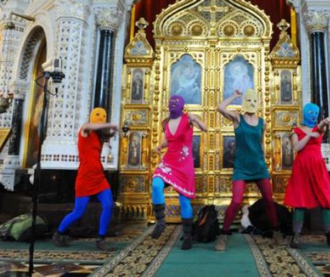 Pussy Riot, protest cu cagule față de realegerea lui Putin