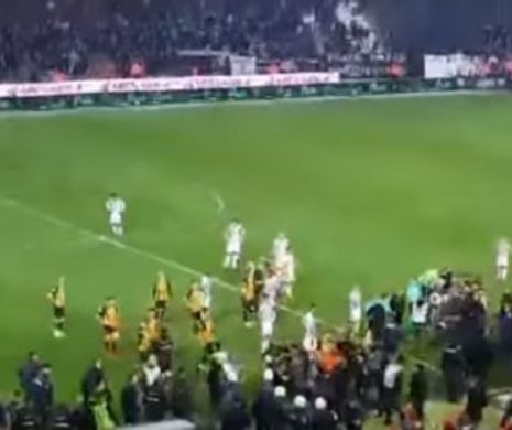 RĂZBOI pe TEREN la meciul dintre PAOK Salonic și AEK Atena. Meciul, ANULAT din cauza BĂTĂILOR - VIDEO ȘOCANT
