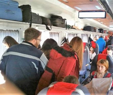 Trenuri supraaglomerate dinspre litoral spre București. Călătorii stau jos, în vagoane