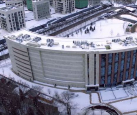 Un bloc FĂRĂ FERESTRE spre sud, ca locatarii să nu poată vedea în curtea vilei de lux a vicepremierului rus. Video, foto