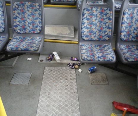 Un ȘOFER de AUTOBUZ se plânge de MIZERIA lăsată de ELEVI: „Când vom începe să transportăm oameni?”