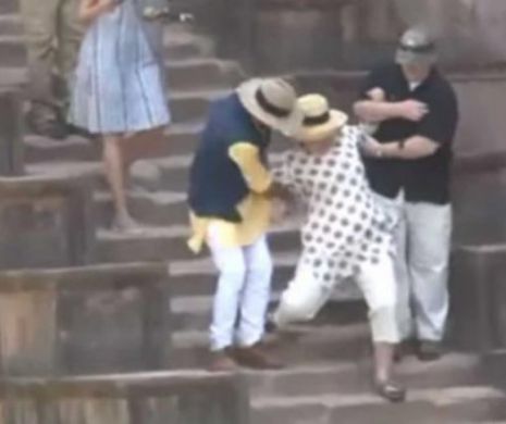 VIDEO: Hillary Clinton la un pas de a-şi RUPE PICIOARELE  în India