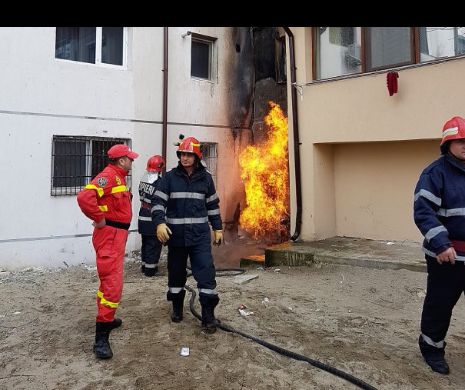 Alertă la Constanța. Incendiu la o conductă de gaze, între blocuri