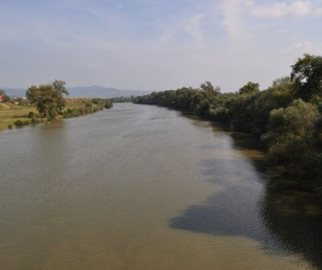 Baraje antipoluare pe Mureș. Autoritățile încearcă să limiteze unde de poluare de la Termocentrala Iernut