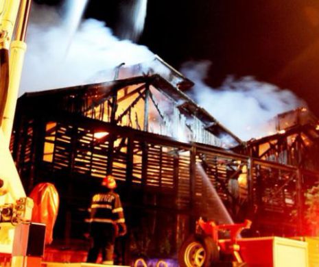 FABRICĂ IMPORTANTĂ din Oradea, cuprinsă de FLĂCĂRI. Pompierii luptă din greu cu INCENDIUL imens