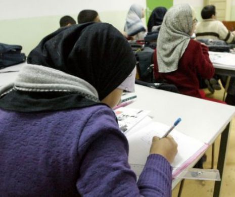 Germania lui Merkel: O fetiță CREȘTINĂ forțată să poarte VĂL ISLAMIC