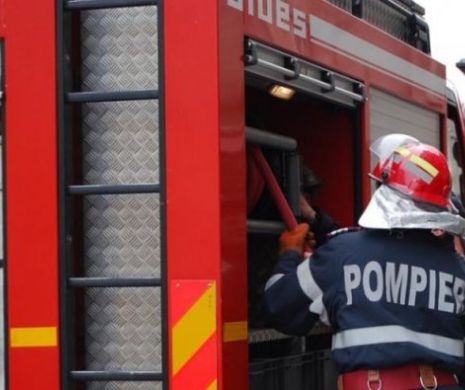 INCENDIU MASIV la un depozit de mobilă din Capitală! Pompierii se LUPTĂ cu FLĂCĂRILE