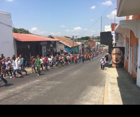 Mexicul trimite o armată de imigranți să asedieze granița Statelor Unite