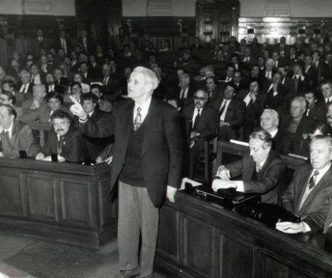 Povestea unei fotografii. Corneliu Coposu nu este lăsat să ajungă la microfonul Parlamentul