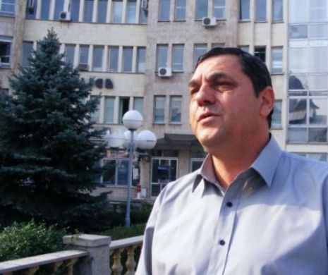 Primarul care hărțuia toate femeile din subordine, condamnat definitiv, prins pe când încerca să fugă din țară