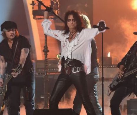 Show rock MACABRU. Alice Cooper, SPÂNZURAT pe scenă în timpul unui concert