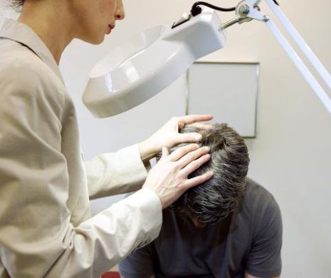 Suferiti de dermatita seboreica? Iata care sunt cauzele si factorii favorizanti, care sunt simptomele si tratamentul in functie de zona afectata.