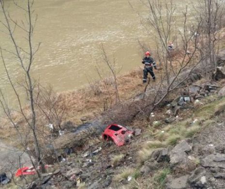 TRAGEDIE de Florii. O familie a căzut cu mașina în Olt. Fetița de 13 ani, singura persoană SALVATĂ