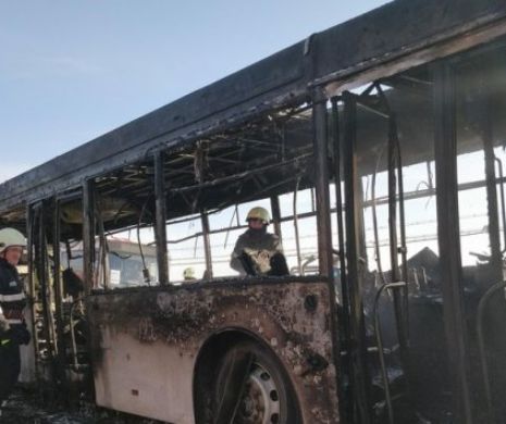 Un autobuz cu pasageri a luat FOC din MERS! Flăcările uriașe L-AU MISTUIT. News Alert!